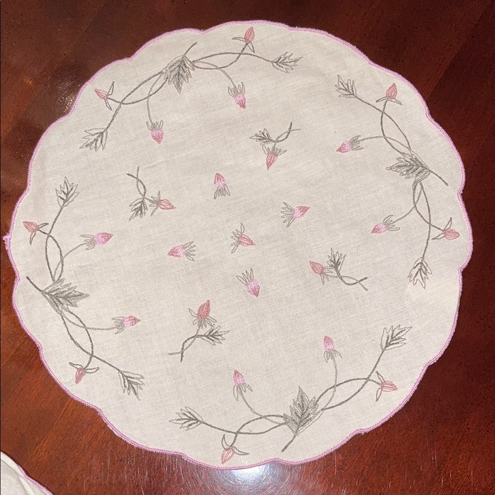 Embroidered Floral Napkin Set